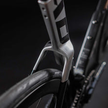 AD8 105 Di2 Sunspot Red/Black